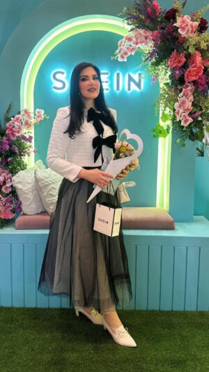 Hiba Al-Durri Instagram - ✨Shein Showroom Event✨
لا يطوفكم ايڤنت شي ان في مول 360
من تاريخ 13 الى 26 مارس
⏰ 10 صباحا الى ١ بعد منتصف الليل
انا من عشاق براند MOTF ورDAZY
ضروري تشوفون الكوليكشن اليديد وتعطوني رايكم😍
@shein_ar
#SHEINSummerBloom
لا تنسون كود الخصم: KWR20 (خصم )
الموقع: الطابق الأرضي - بجوار منطقة فاشون، بالقرب من البوابة رقم 3