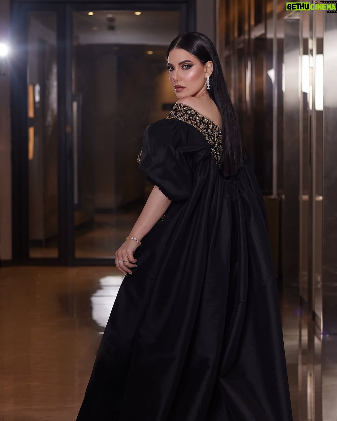 Hiba Al-Durri - 5.6K Likes - اطلالتي الجميله في مهرجان الدانه😍
Stylist: @eliekhallil5
Dress: @labourjoisie
Bag: @scudo_bags
Makeup: @azharhubail
Hairstylist: @zainab.shamlooh
Photographer: @ahm.de17