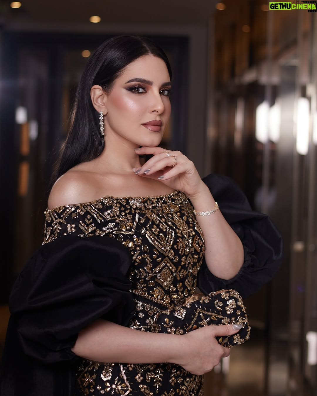 Hiba Al-Durri - 5.6K Likes - اطلالتي الجميله في مهرجان الدانه😍
Stylist: @eliekhallil5
Dress: @labourjoisie
Bag: @scudo_bags
Makeup: @azharhubail
Hairstylist: @zainab.shamlooh
Photographer: @ahm.de17