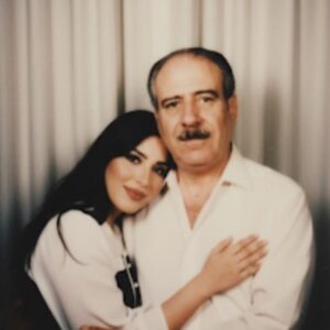 Hiba Al-Durri Instagram - تمنيت يكبرون واكبر معاهم بس كل شي مقدر ومكتوب بابا واخوي الله يرحمهم ويجمعني فيهم بالجنه .. احلى شي بهالبرنامج انه يجمعك بالناس الي راحو من هالدنيا بس ظلوا بقلبك موجودين وتكون عندك صوره وذكرى معاهم حتى لو ماكانوا معانا 💔