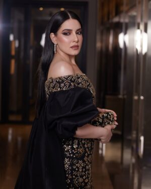 Hiba Al-Durri Instagram - اطلالتي الجميله في مهرجان الدانه😍
Stylist: @eliekhallil5
Dress: @labourjoisie
Bag: @scudo_bags
Makeup: @azharhubail
Hairstylist: @zainab.shamlooh
Photographer: @ahm.de17