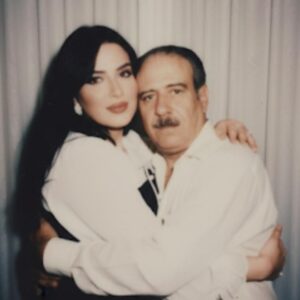 Hiba Al-Durri Instagram - تمنيت يكبرون واكبر معاهم بس كل شي مقدر ومكتوب بابا واخوي الله يرحمهم ويجمعني فيهم بالجنه .. احلى شي بهالبرنامج انه يجمعك بالناس الي راحو من هالدنيا بس ظلوا بقلبك موجودين وتكون عندك صوره وذكرى معاهم حتى لو ماكانوا معانا 💔