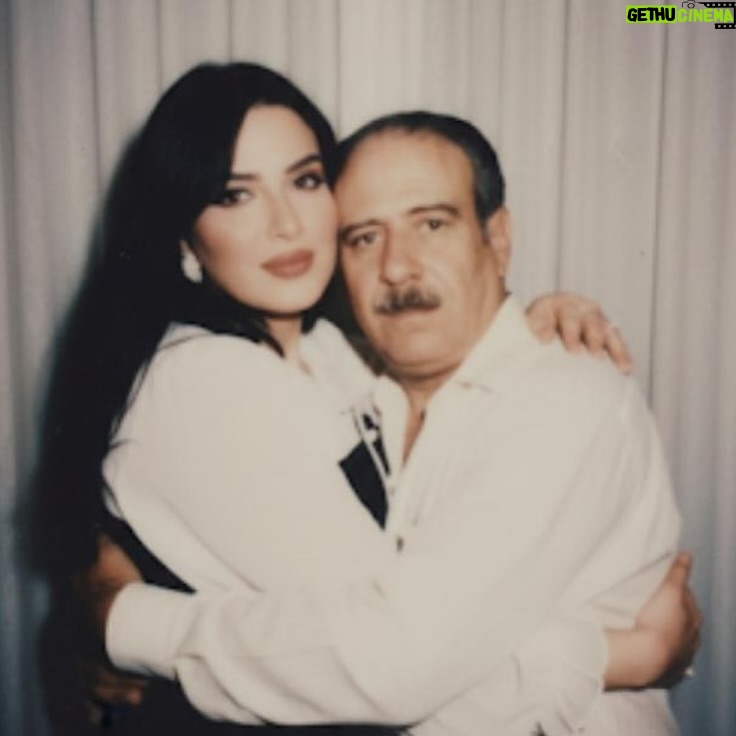 Hiba Al-Durri - 17K Likes - تمنيت يكبرون واكبر معاهم بس كل شي مقدر ومكتوب بابا واخوي الله يرحمهم ويجمعني فيهم بالجنه .. احلى شي بهالبرنامج انه يجمعك بالناس الي راحو من هالدنيا بس ظلوا بقلبك موجودين وتكون عندك صوره وذكرى معاهم حتى لو ماكانوا معانا 💔