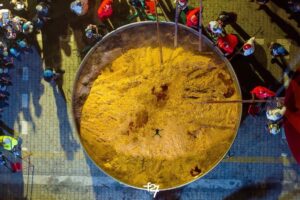 Hilda Baci Instagram - @hildabaci reminded us yesterday, that greatness can begin in the simplest of places, even in a pot of rice.
With imagination and courage, she turned Jollof, our beloved national treasure, into a story that carried Nigeria’s culture to the world.
In the scale of her effort and in the generosity of its sharing, she proved that food is never just food. It is memory, it is pride, it is identity served to the world on a single plate.
I commend Hilda for the brilliance of her idea, for the heart behind its execution, and for attempting a Guinness World Record for the Largest Pot of Jollof Rice ever in such a creative way.
She has shown us that creativity, like Jollof, is one of Nigeria’s greatest exports.
Some may say I am a little biased, but you see that smoky Jollof at the bottom of the pot… that will always be the truth. Smoky Jollof fans, gather here 🙋♂️ . If you know, you know.
📸: sodiqadelakun & @tobbinator