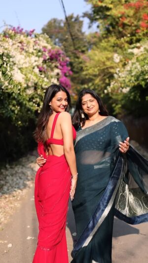 Himadri Instagram - #reposted Mumma bear killing it @kalkifashion ✨♥️
Loved my red saree as well.. so elegant.. soo bollywood😍
#shaadi #indianwear #saree #sarees #wedding #indianoutfits #weddingoutfits