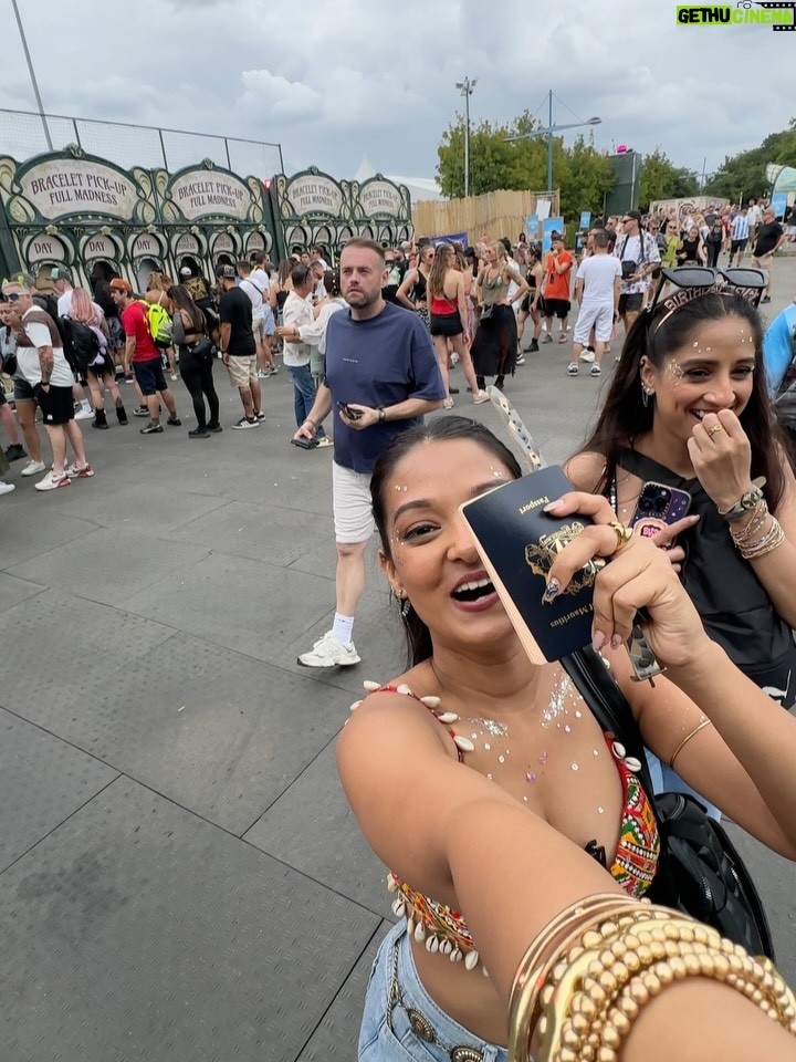 Himadri - 15.7K Likes - Just two sisters ticking off their dream place ♥️Day 1 of @tomorrowland 2025!
Live Today, Love Tomorrow & Unite Forever✨😍🤌

#tomorrowland #tomorrowland2025 #belgium #boom #sisters