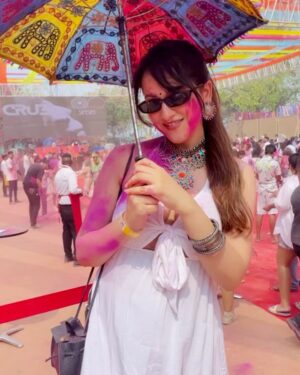 Himani Sharma Instagram - Holi 2025 ✌🏻
..
..
..
..
#holi #festivalofcolours #holi2025 #himanisharma