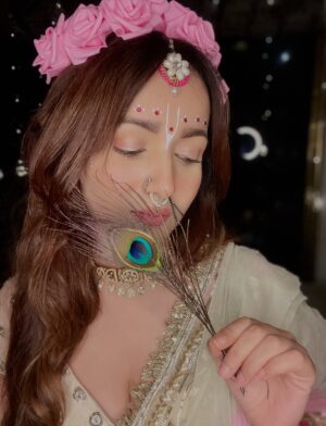 Himani Sharma Instagram - हाथी घोड़ा पालकी जय कन्हैया लाल की 🪈 🦚
..
..
..
..
#radha #radharani #janmashtami #harekṛiṣhna #selfportraits