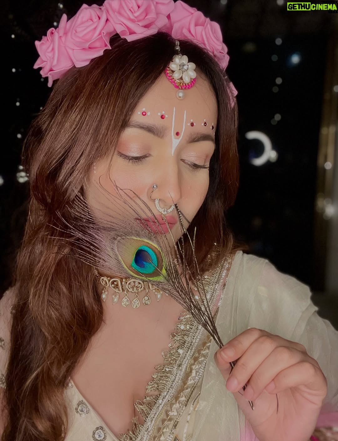 Himani Sharma - 2.9K Likes - हाथी घोड़ा पालकी जय कन्हैया लाल की 🪈 🦚 
..
..
..
..
#radha #radharani #janmashtami #harekṛiṣhna #selfportraits