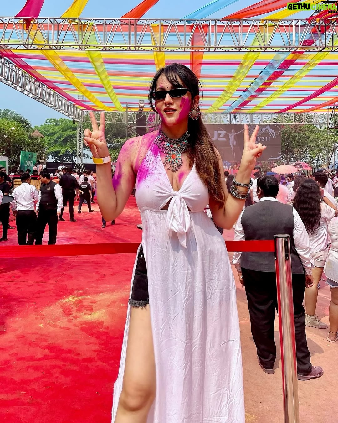 Himani Sharma - 3.8K Likes - Holi 2025 ✌🏻 
..
..
..
..
#holi #festivalofcolours #holi2025 #himanisharma
