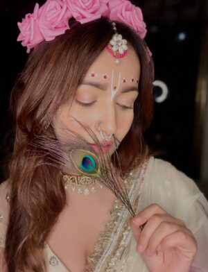 Himani Sharma Instagram - हाथी घोड़ा पालकी जय कन्हैया लाल की 🪈 🦚
..
..
..
..
#radha #radharani #janmashtami #harekṛiṣhna #selfportraits