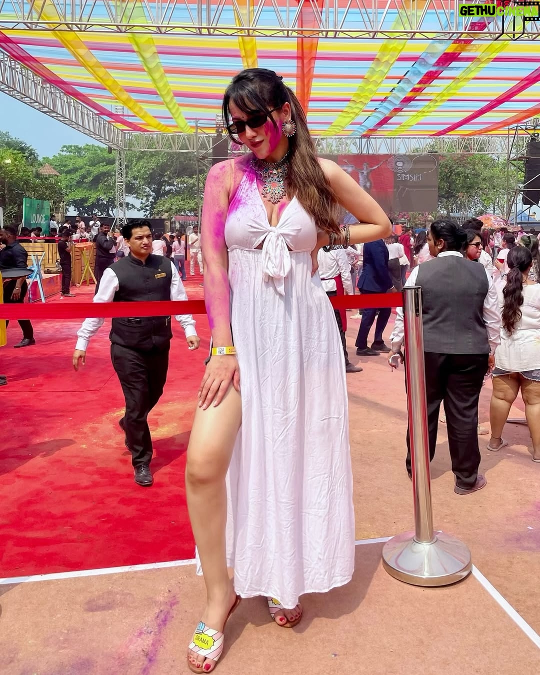 Himani Sharma - 3.8K Likes - Holi 2025 ✌🏻 
..
..
..
..
#holi #festivalofcolours #holi2025 #himanisharma