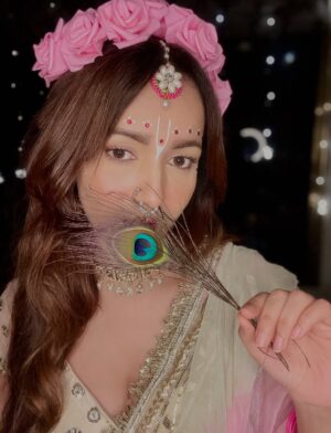Himani Sharma Instagram - हाथी घोड़ा पालकी जय कन्हैया लाल की 🪈 🦚
..
..
..
..
#radha #radharani #janmashtami #harekṛiṣhna #selfportraits