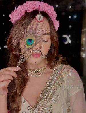 Himani Sharma Instagram - हाथी घोड़ा पालकी जय कन्हैया लाल की 🪈 🦚
..
..
..
..
#radha #radharani #janmashtami #harekṛiṣhna #selfportraits