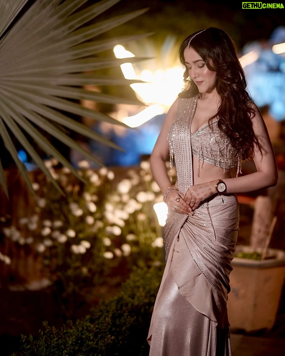 Himani Sharma - 2.4K Likes - Bhai ki shaadi
For my brother’s shagun ceremony i selected this predrapped saree from @odhniworld .
This rosegold saree with sequence blouse made me look like a million dollars on this ceremony.
👗 @odhniworld 
📸 @weddingcraft_studio 
..
..
..
..
#himanisharma #bhaikishaadi #shagunceremony #odhni #odhniworld #predrapedsaree