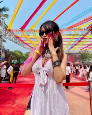 Himani Sharma Instagram - Holi 2025 ✌🏻
..
..
..
..
#holi #festivalofcolours #holi2025 #himanisharma