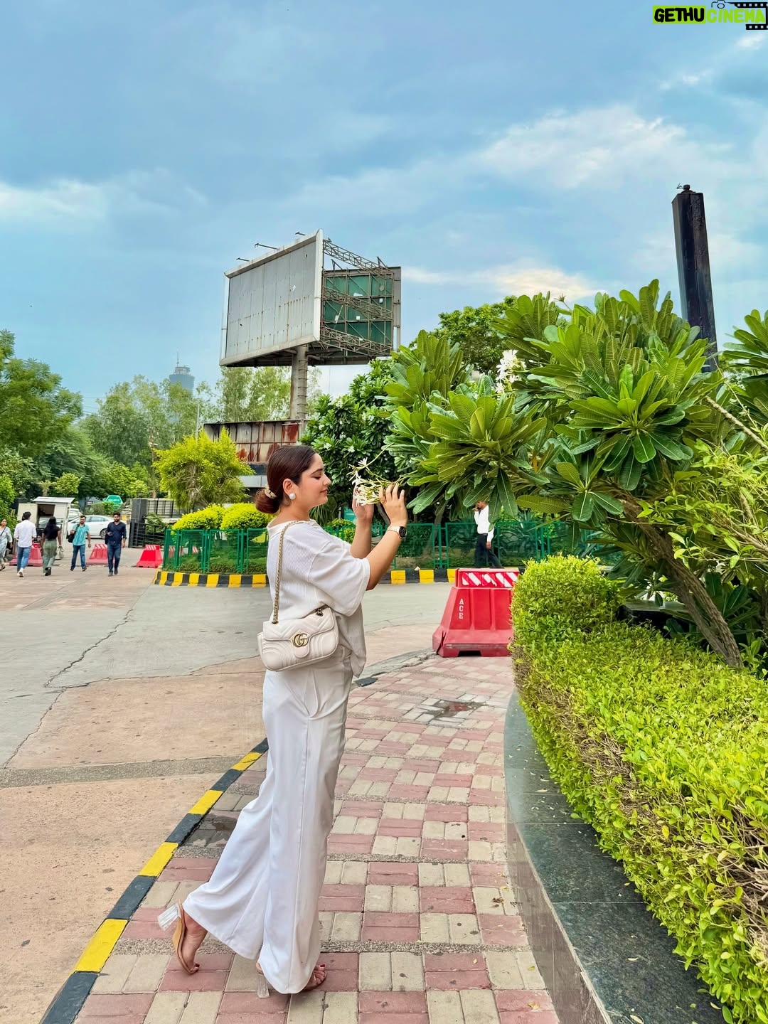 Himanshi Chaudhary - 12.1K Likes - 🤍 saiyaara dekhne chlein?