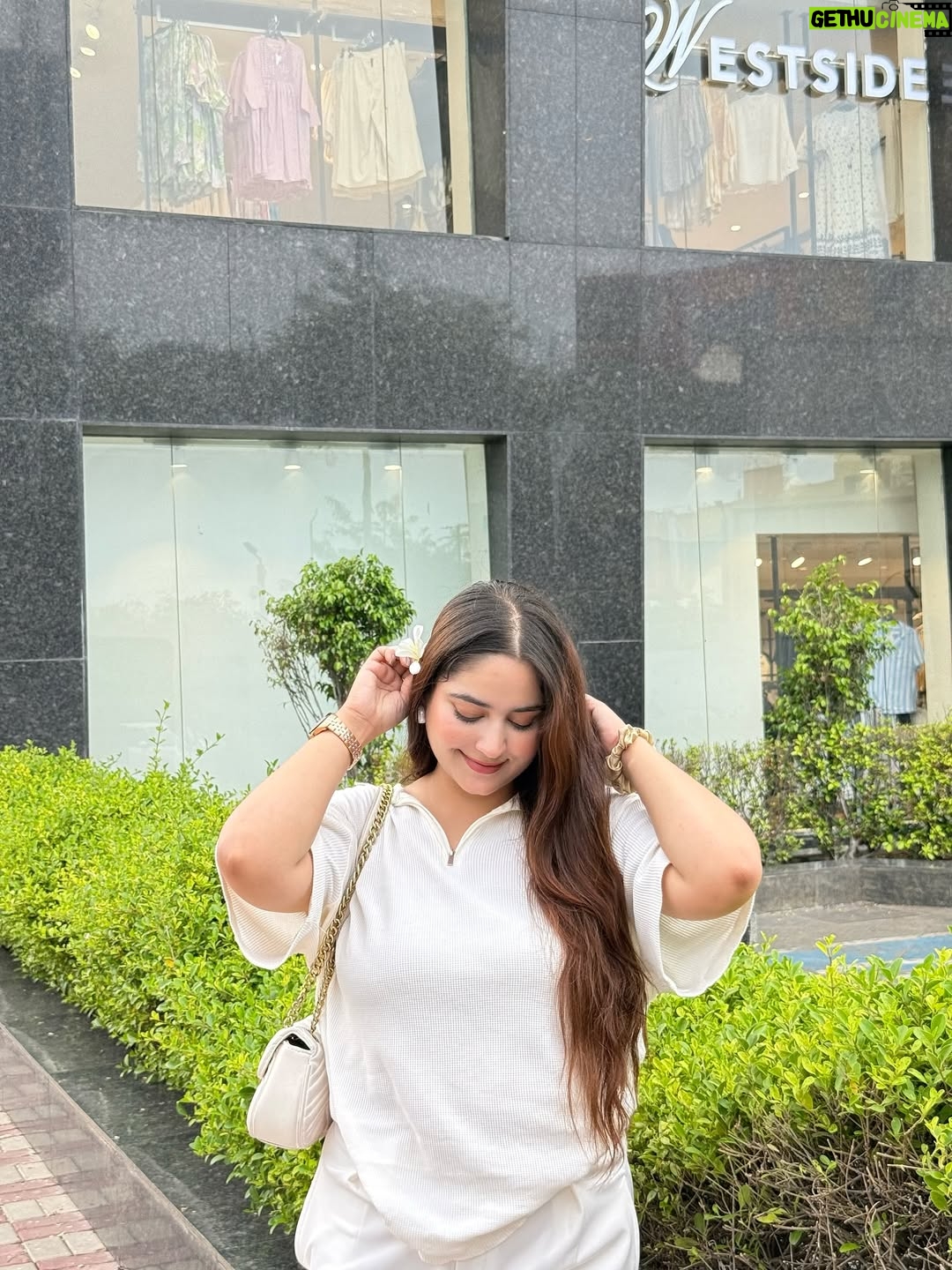 Himanshi Chaudhary - 12.1K Likes - 🤍 saiyaara dekhne chlein?