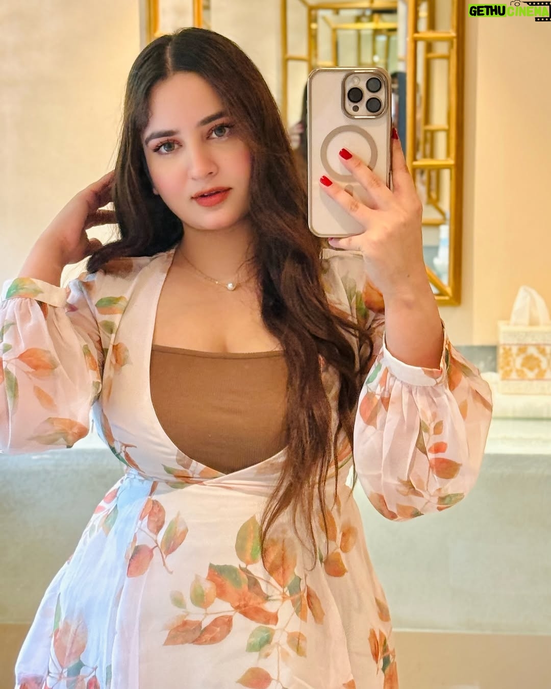 Himanshi Chaudhary - 11.4K Likes - 💛