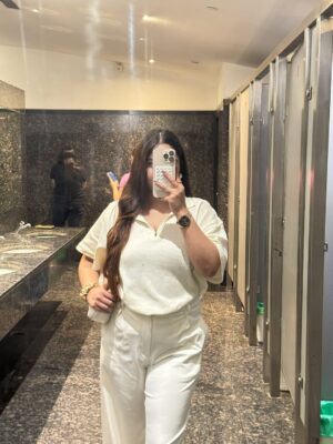 Himanshi Chaudhary Instagram - 🤍 saiyaara dekhne chlein?