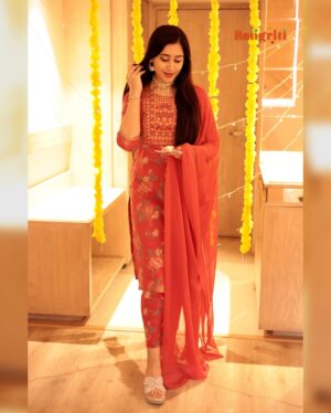 Himanshi Tekwani Instagram - Festivals are my excuse to upgrade the wardrobe! ✨
Lights, devotion, and a stunning new outfit—Chhath Puja couldn’t get any better!
Explore the #SwagGunnSampann styles at your nearest Rangriti store or online at www.rangriti.com.
#Rangriti #SwagGunnSampann #ChhathPuja #Festive #FestiveSeason #Fashion #ethenicwear #suitset #kurtaset #tyohar