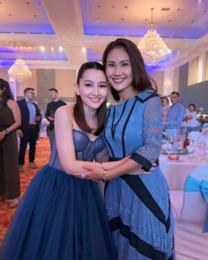 Hin Channiroth Instagram - ក្នុងឱកាសឆ្នាំថ្មី ឆ្នាំសកល២០២៤ ឈានចូល២០២៥ នាងខ្ញុំ សូមគោរពជូនពរ លោកជំទាវ ហ៊ុន ម៉ាណា ព្រមទាំងក្រុមគ្រួសារ ទទួលបាននូវសុខភាពល្អបរិបូរណ៍ កម្លាំងពលំមាំមួន និងជោគជ័យនូវគ្រប់ភារកិច្ច 🙏🏼🙏🏻🙏🏻
Happy new yew boss @mana8888 ❤️😘