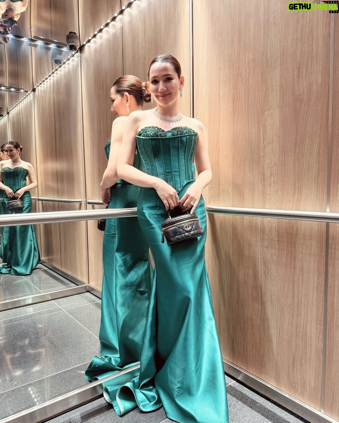 Hin Channiroth - 4.3K Likes - រាត្រីពណ៏បៃតង 💚🎄