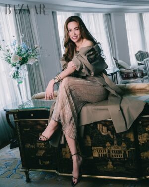 Ho Ngoc Ha Instagram - Beautiful moments ❤️ thank you @bvlgari and @bazaarvietnam @jc.babin
Creative Director: Lee Khuất
Photographer: Mạnh Bi
Fashion Director: Kye Nguyễn
Editor: Duyên Nguyễn.
Stylist: Tiên Nguyễn (Kye Agency)
Makeup: Huyền Lê
Hair: Ruby Nguyễn
Lighting: Việt Trần, Từ Triệu Tạp.
Home Decoration: Atrium Vietnam
Flower: Hoa Tươi Royal
Location: Park Hyatt Saigon
#HoNgocHaKimLy #HoNgocHa #KimLy
#BVLGARI #BVLGARIVN #BvlgariJewelry #BvlgariWatches
#EternallyIconic
#HarpersBazaar #BazaarVietnam
#RoyalflowerThaoDien
#ParkHyattSaigon