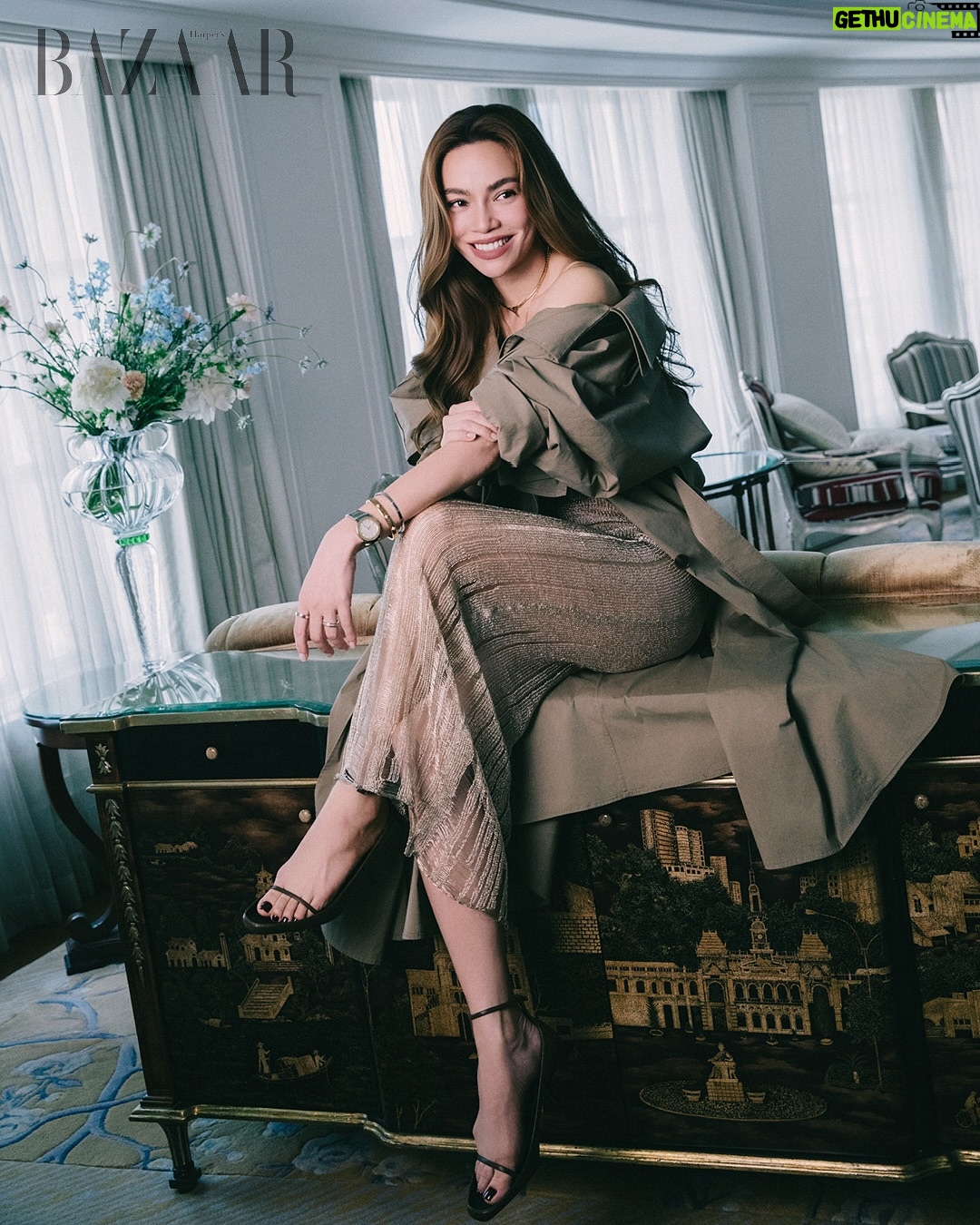 Ho Ngoc Ha - 21K Likes - Beautiful moments ❤️ thank you @bvlgari and @bazaarvietnam @jc.babin 

Creative Director: Lee Khuất
Photographer: Mạnh Bi
Fashion Director: Kye Nguyễn
Editor: Duyên Nguyễn.
Stylist: Tiên Nguyễn (Kye Agency)
Makeup: Huyền Lê
Hair: Ruby Nguyễn
Lighting: Việt Trần, Từ Triệu Tạp.
Home Decoration: Atrium Vietnam 
Flower: Hoa Tươi Royal
Location: Park Hyatt Saigon

#HoNgocHaKimLy #HoNgocHa #KimLy 
#BVLGARI #BVLGARIVN #BvlgariJewelry #BvlgariWatches
#EternallyIconic
#HarpersBazaar #BazaarVietnam
#RoyalflowerThaoDien 
#ParkHyattSaigon