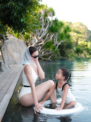 Ho Ngoc Ha Instagram - Me and my girl 🌹
@amanoi
#travel #relax #resort