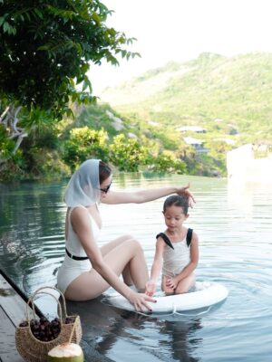 Ho Ngoc Ha Instagram - Me and my girl 🌹
@amanoi
#travel #relax #resort