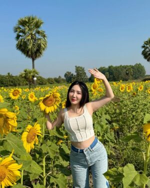 Hsu Eaint San Instagram - မင်းရှိတဲ့အရပ်ကို မျက်နှာမူမယ့် နေကြာပန်းလေးပါ 🌻