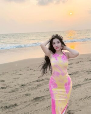 Hsu Eaint San Instagram - လွမ်းနေပီဆိုလို့ 🤭
#EMPRESS_HSU 🍀🌟💎😇
*ဆုအိမ့်စံ*👸🏻