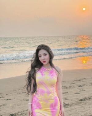 Hsu Eaint San Instagram - လွမ်းနေပီဆိုလို့ 🤭
#EMPRESS_HSU 🍀🌟💎😇
*ဆုအိမ့်စံ*👸🏻