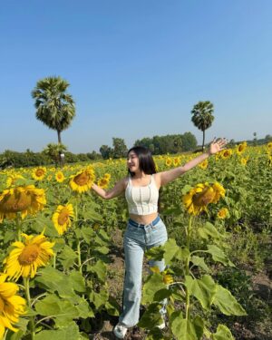 Hsu Eaint San Instagram - မင်းရှိတဲ့အရပ်ကို မျက်နှာမူမယ့် နေကြာပန်းလေးပါ 🌻