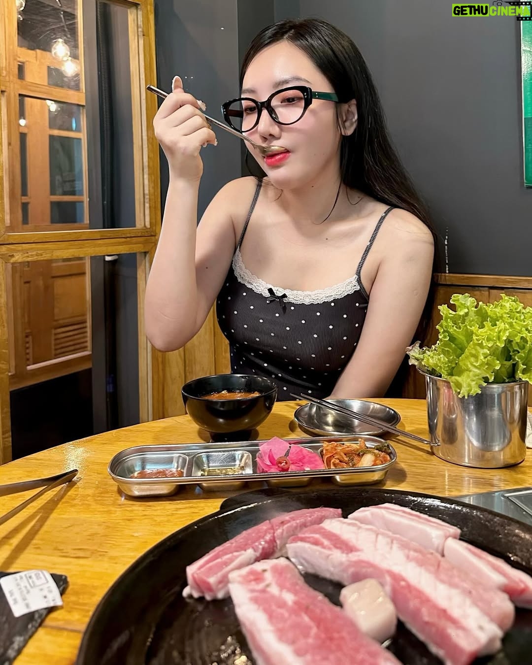 Hsu Eaint San - 1.6K Likes - 🫶🏻
