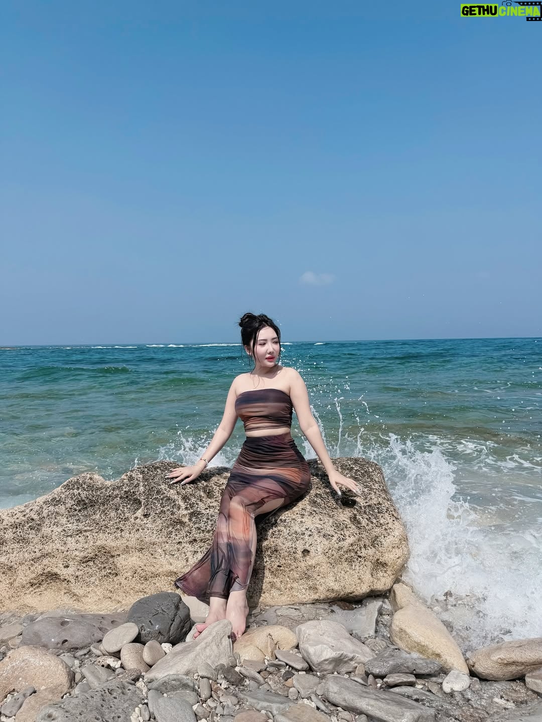 Hsu Eaint San - 1.1K Likes - 🌊 ပင်လယ်ပြင်မှာ အချစ်ရှိလား 🩵