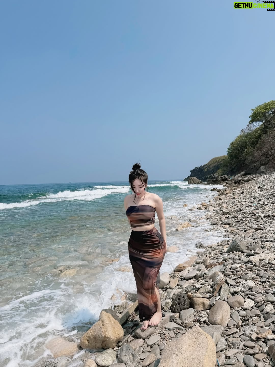 Hsu Eaint San - 1.1K Likes - 🌊 ပင်လယ်ပြင်မှာ အချစ်ရှိလား 🩵
