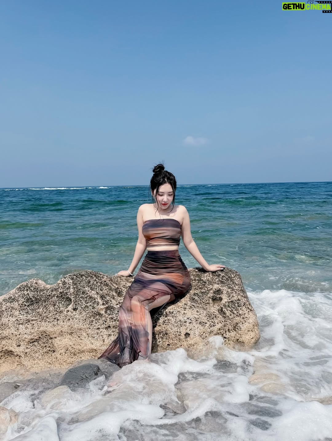 Hsu Eaint San - 1.1K Likes - 🌊 ပင်လယ်ပြင်မှာ အချစ်ရှိလား 🩵
