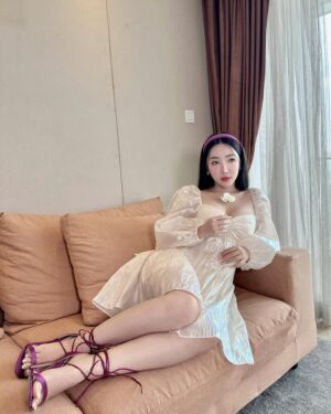 Hsu Eaint San Instagram - အိမ်မက်ထဲ တို့ဆုံမယ် … 🤍အပိုမပြောပါ ခလေးလေးရယ်
#EMPRESS_HSU 🍀🌟💎😇
*ဆုအိမ့်စံ*👸🏻