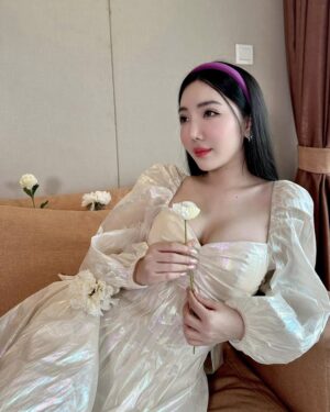 Hsu Eaint San Instagram - အိမ်မက်ထဲ တို့ဆုံမယ် … 🤍အပိုမပြောပါ ခလေးလေးရယ်
#EMPRESS_HSU 🍀🌟💎😇
*ဆုအိမ့်စံ*👸🏻