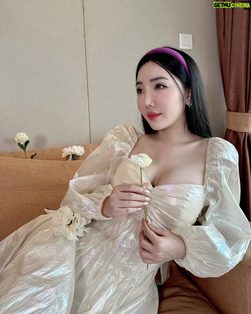 Hsu Eaint San - 3.2K Likes - အိမ်မက်ထဲ တို့ဆုံမယ် … 🤍အပိုမပြောပါ ခလေးလေးရယ်

#EMPRESS_HSU 🍀🌟💎😇
 *ဆုအိမ့်စံ*👸🏻