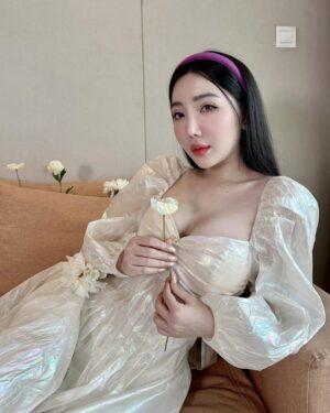 Hsu Eaint San Instagram - အိမ်မက်ထဲ တို့ဆုံမယ် … 🤍အပိုမပြောပါ ခလေးလေးရယ်
#EMPRESS_HSU 🍀🌟💎😇
*ဆုအိမ့်စံ*👸🏻