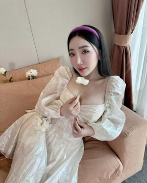 Hsu Eaint San Instagram - အိမ်မက်ထဲ တို့ဆုံမယ် … 🤍အပိုမပြောပါ ခလေးလေးရယ်
#EMPRESS_HSU 🍀🌟💎😇
*ဆုအိမ့်စံ*👸🏻
