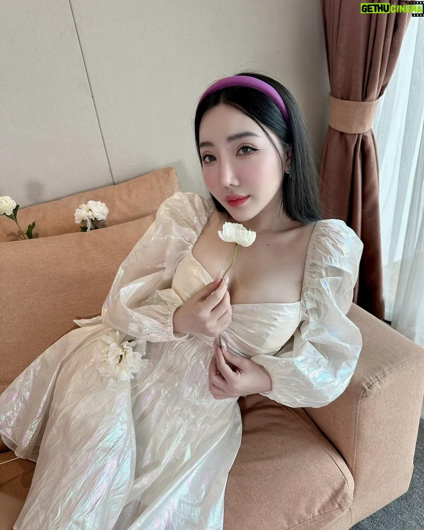 Hsu Eaint San - 3.2K Likes - အိမ်မက်ထဲ တို့ဆုံမယ် … 🤍အပိုမပြောပါ ခလေးလေးရယ်

#EMPRESS_HSU 🍀🌟💎😇
 *ဆုအိမ့်စံ*👸🏻