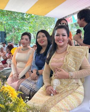 Hsu Eaint San Instagram - မခိုင်နှင်းဝေ ရဲ့ ကလေးတွေ ရှင်ပြု နားသ အလှူမှာ ပါဝင်အားဖြည့် 🥰