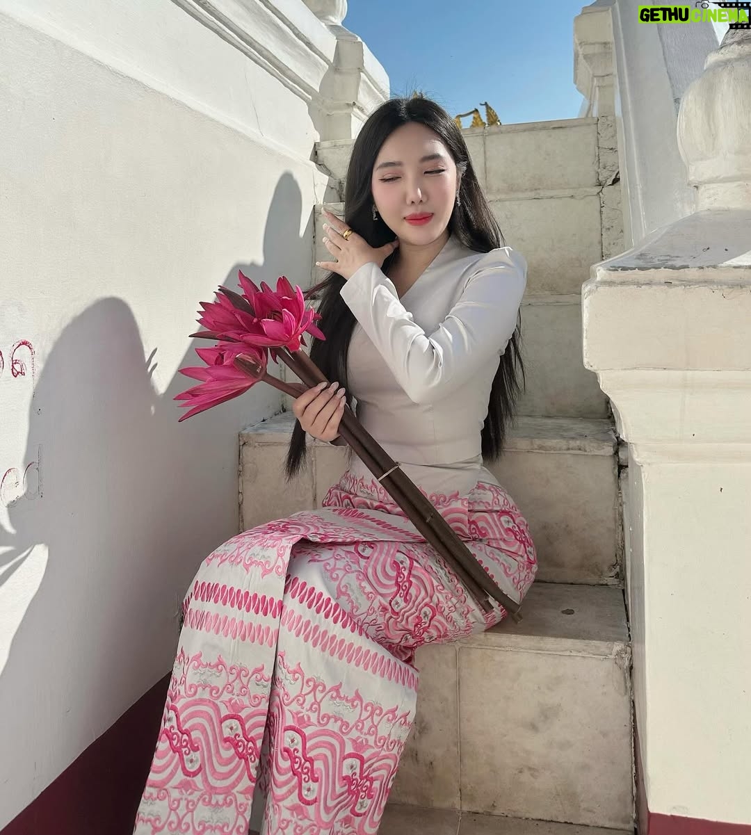 Hsu Eaint San - 2K Likes - ပန်းလေးတွေမွှေးတယ် 🪷🫶🏻🤍