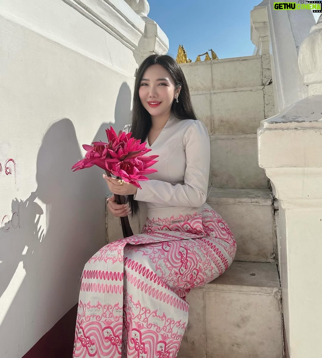Hsu Eaint San - 2K Likes - ပန်းလေးတွေမွှေးတယ် 🪷🫶🏻🤍
