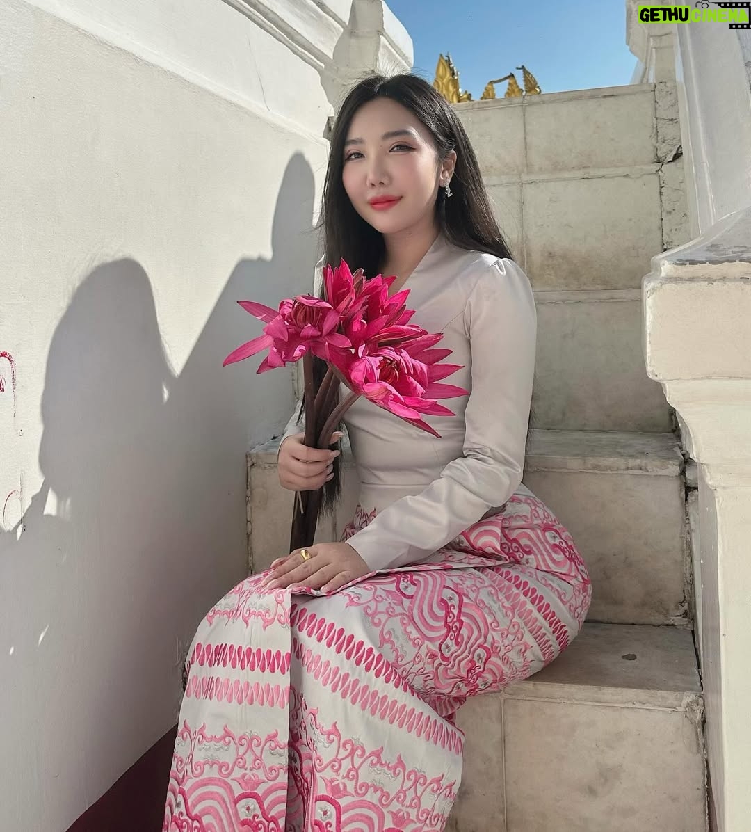 Hsu Eaint San - 2K Likes - ပန်းလေးတွေမွှေးတယ် 🪷🫶🏻🤍