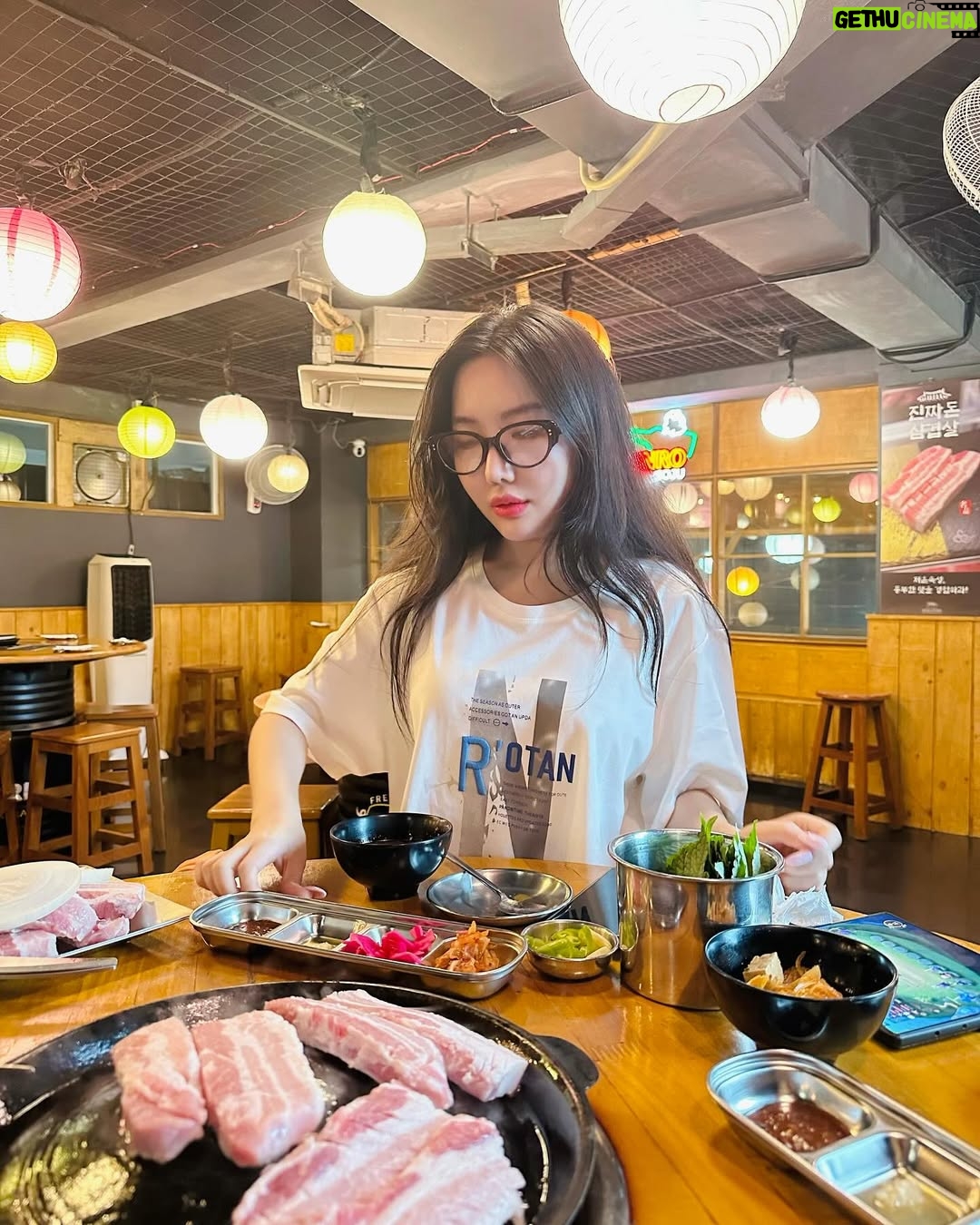 Hsu Eaint San - 1.8K Likes - ကောင်မလေးတယောက်တော့ပြန်လိုချင်ပါတယ် 🫶🏻

#EMPRESS_HSU 🍀🌟💎😇
 *ဆုအိမ့်စံ*👸🏻